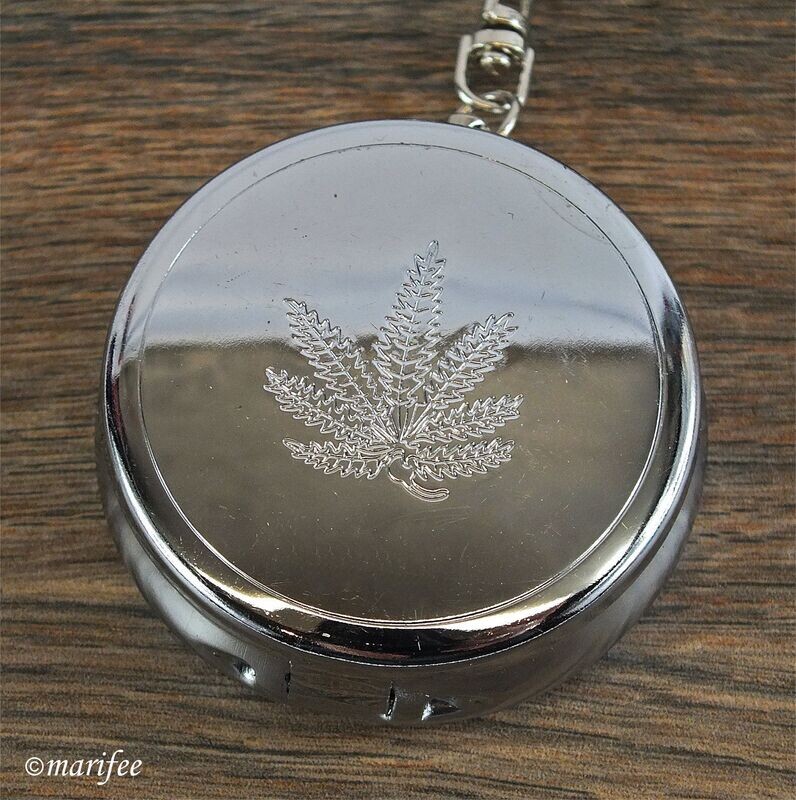 Taschenaschenbecher aus Metall, mit Sprungdeckel Taschenaschenbecher aus Metall, mit Sprungdeckel