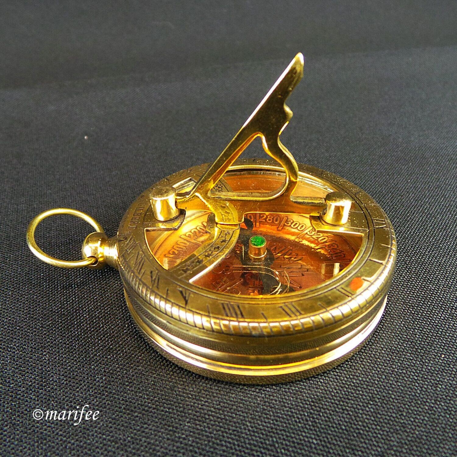 Kompass mit Sonnenuhr aus Messing im Vintagedesign