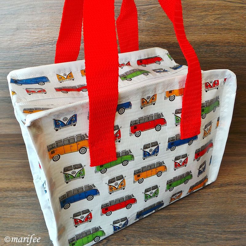 VW-Bully-Lunchbox aus recycelten Plastikflaschen VW-Bully-Lunchbox aus recycelten Plastikflaschen