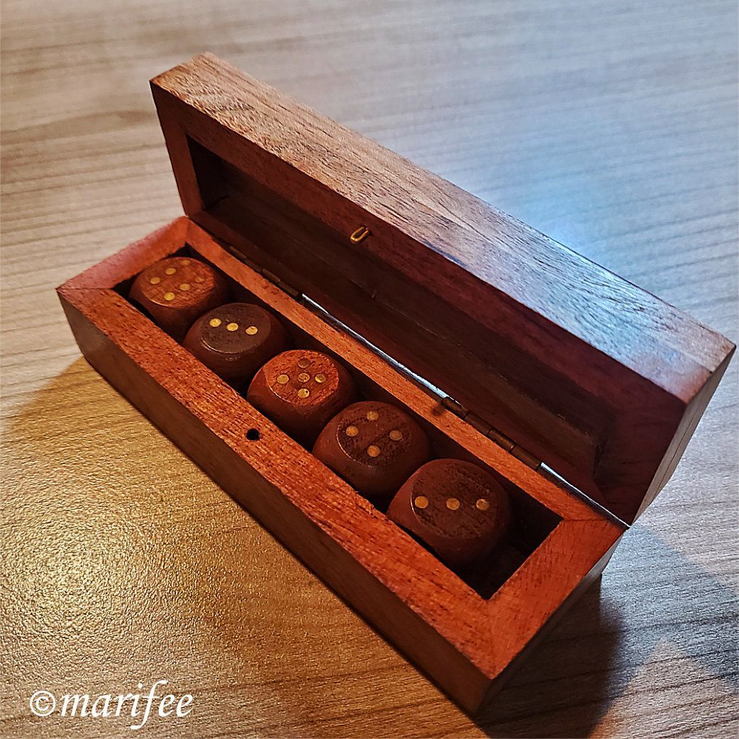 Würfel-Set in einer Holzkiste aus Rosenholz