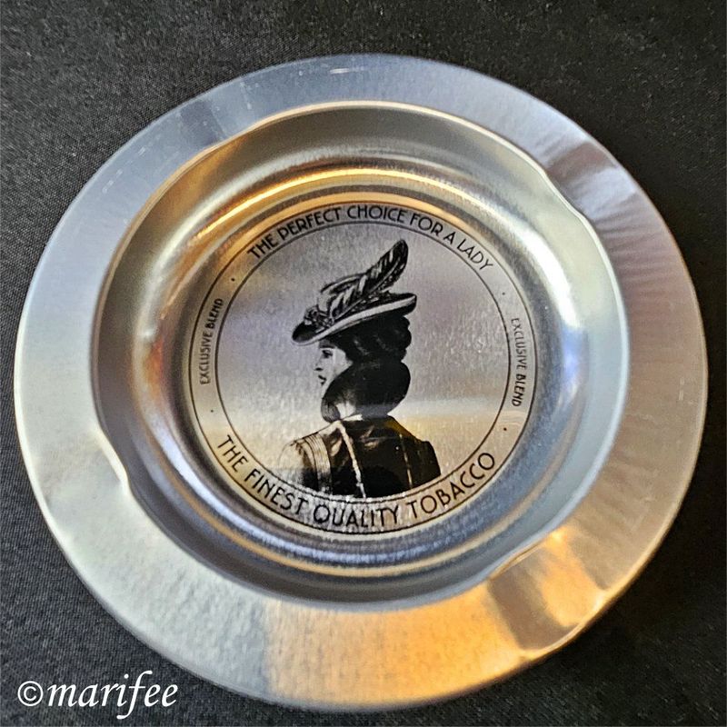 Metall-Aschenbecher, Motiv 1920-er Jahre, 4 Ablagen Metall-Aschenbecher, Motiv 1920-er Jahre, 4 Ablagen