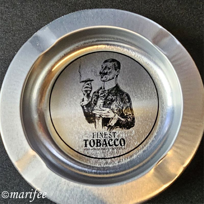 Metall-Aschenbecher, Motiv 1920-er Jahre, 4 Ablagen Metall-Aschenbecher, Motiv 1920-er Jahre, 4 Ablagen