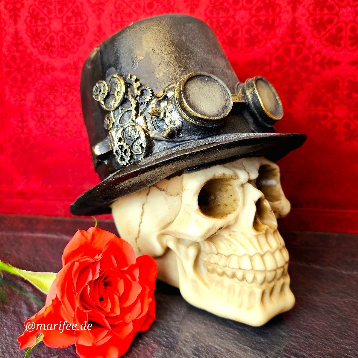 Totenkopfskulptur mit Zylinder und Fliegerbrille, Steampunk