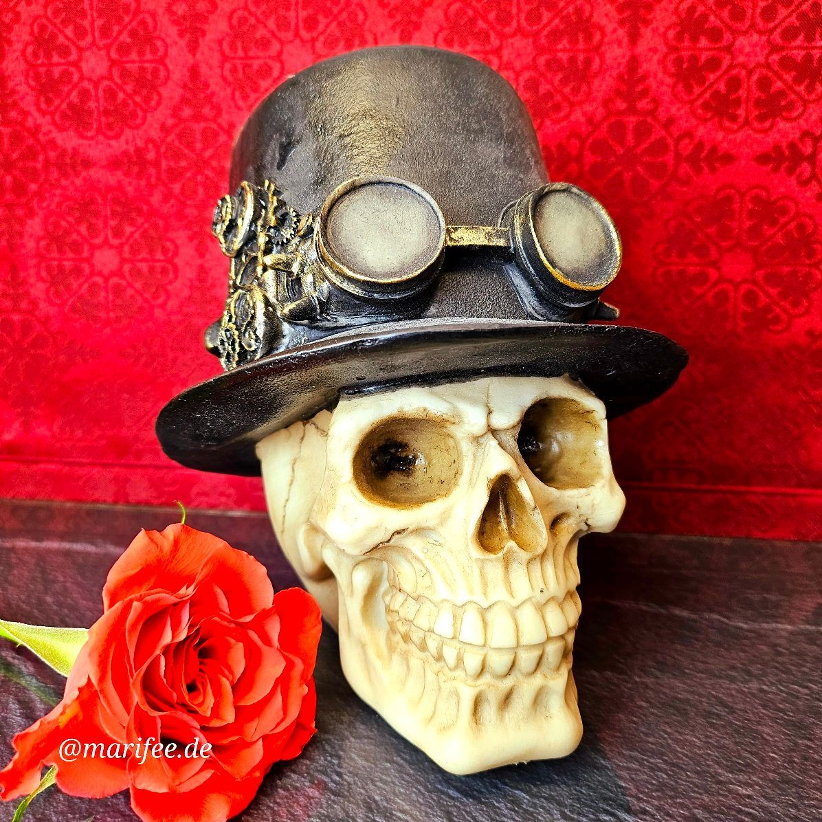 Totenkopfskulptur mit Zylinder und Fliegerbrille, Steampunk