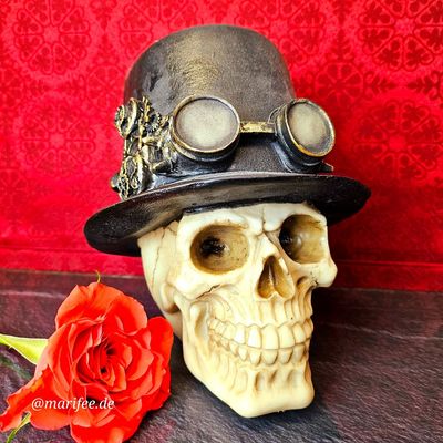 Totenkopfskulptur mit Zylinder und Fliegerbrille, Steampunk