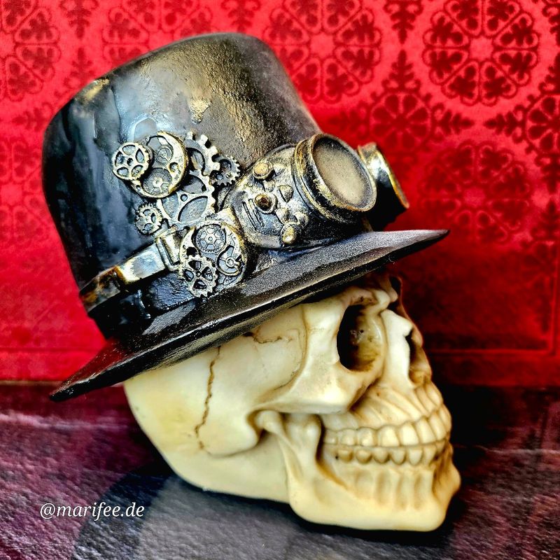 Totenkopfskulptur mit Zylinder und Fliegerbrille, Steampunk Totenkopfskulptur mit Zylinder und Fliegerbrille, Steampunk