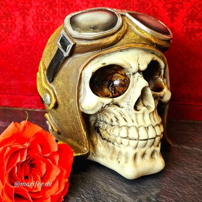 Totenkopfskulptur mit Fliegermütze und Brille, Steampunk