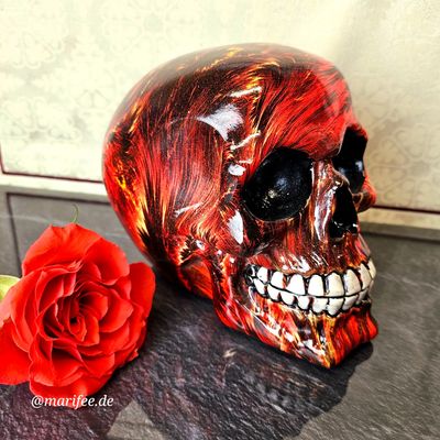 Totenkopfskulptur, Graffiti, Rot-Schwarz, Schädel