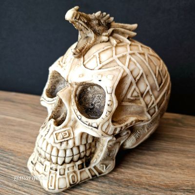 Totenkopfskulptur mit Drachenkopf 140 × 130 × 97 mm