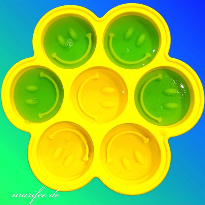 Silikonform Smiley/ Emoji, für Eiswürfel, Pralinen etc. Silikonform Smiley/ Emoji, für Eiswürfel, Pralinen etc.
