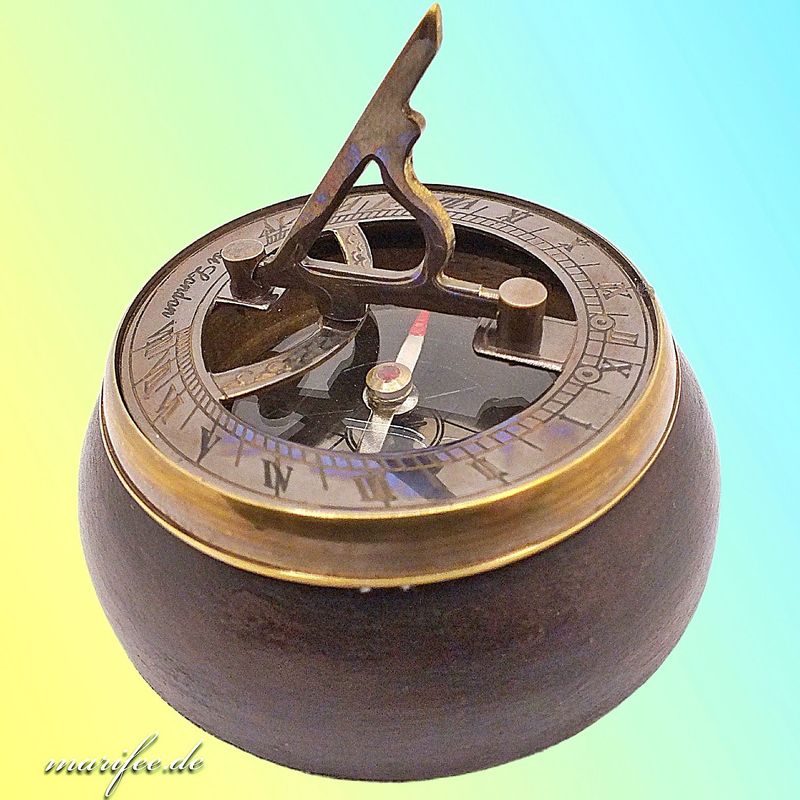 Tisch-Kompass mit Sonnenuhr und Holzsockel Vintage Tisch-Kompass mit Sonnenuhr und Holzsockel Vintage