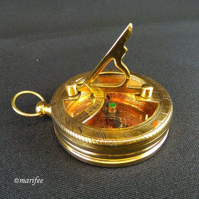 Kompass mit Sonnenuhr aus Messing im Vintagedesign