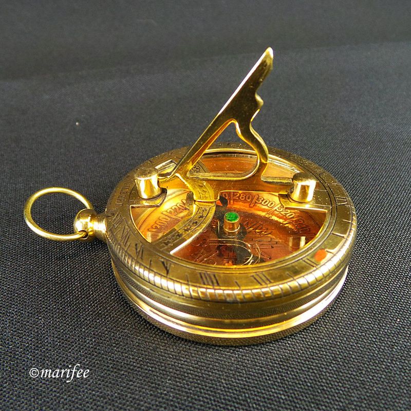 Kompass mit Sonnenuhr aus Messing im Vintagedesign