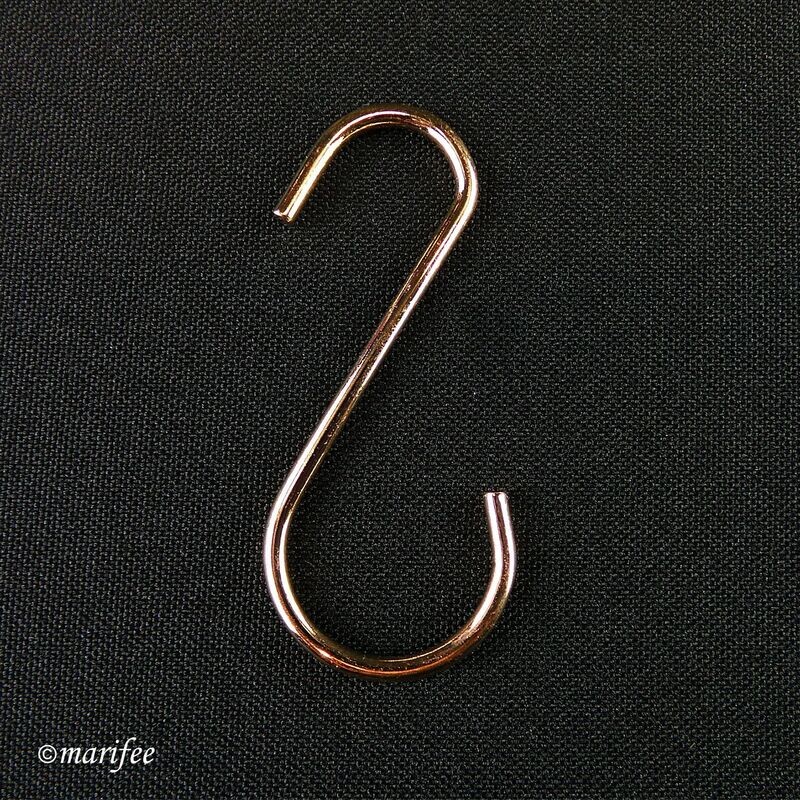 S-Haken 1 Stück 62 × 19/27 × 2,5 mm, goldfarben S-Haken 1 Stück 62 × 19/27 × 2,5 mm, goldfarben