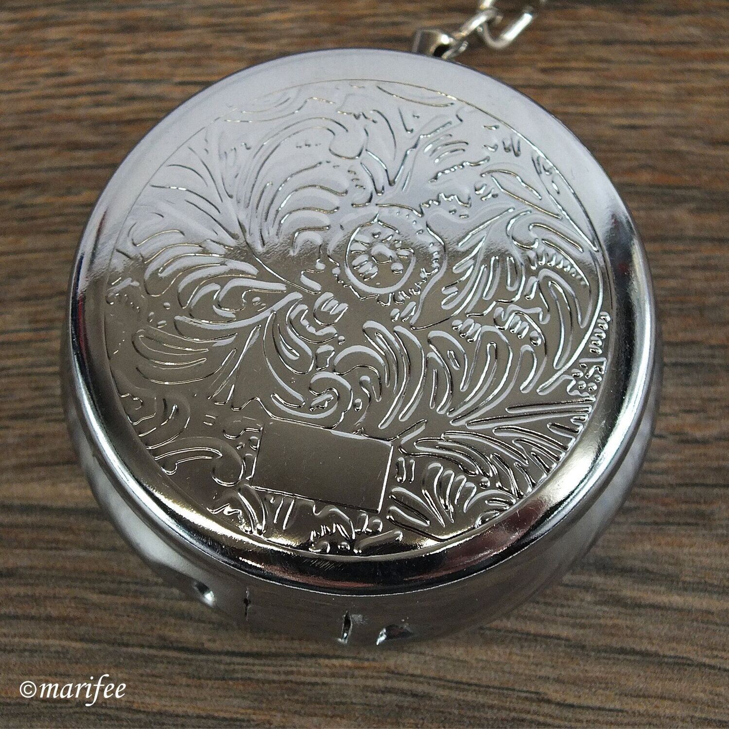 Taschenaschenbecher aus Metall, mit Sprungdeckel Taschenaschenbecher aus Metall, mit Sprungdeckel