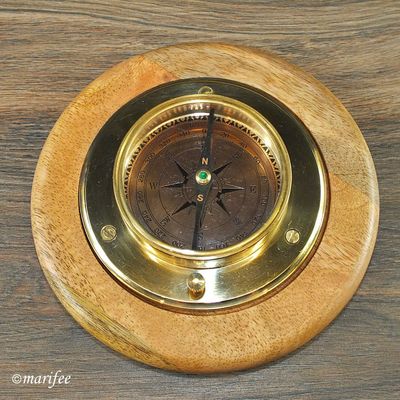 Grosser Messing-Tischkompass mit Holzsockel Vintage 146 mm
