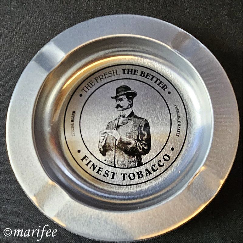Metall-Aschenbecher, Motiv 1920-er Jahre, 4 Ablagen Metall-Aschenbecher, Motiv 1920-er Jahre, 4 Ablagen