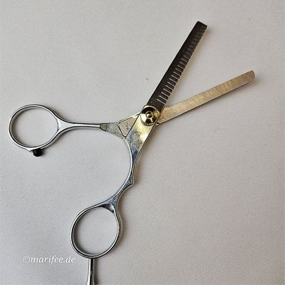 Friseurschere/ Effilierschere mit ergonomischem Griff Friseurschere/ Effilierschere mit ergonomischem Griff