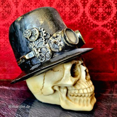 Totenkopf-Skulptur mit Zylinder und Fliegerbrille, Steampunk