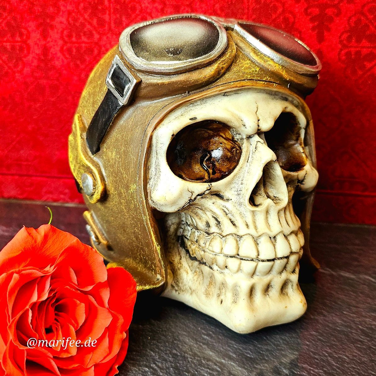 Totenkopf-Skulptur mit Fliegermütze und Brille, Steampunk