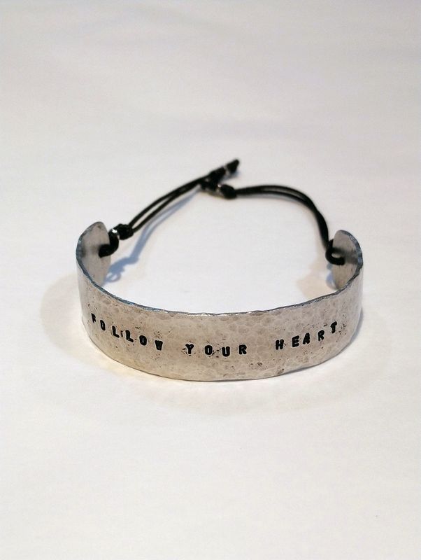 Bracelet jonc &quot;FOLLOW YOUR HEART&quot;
