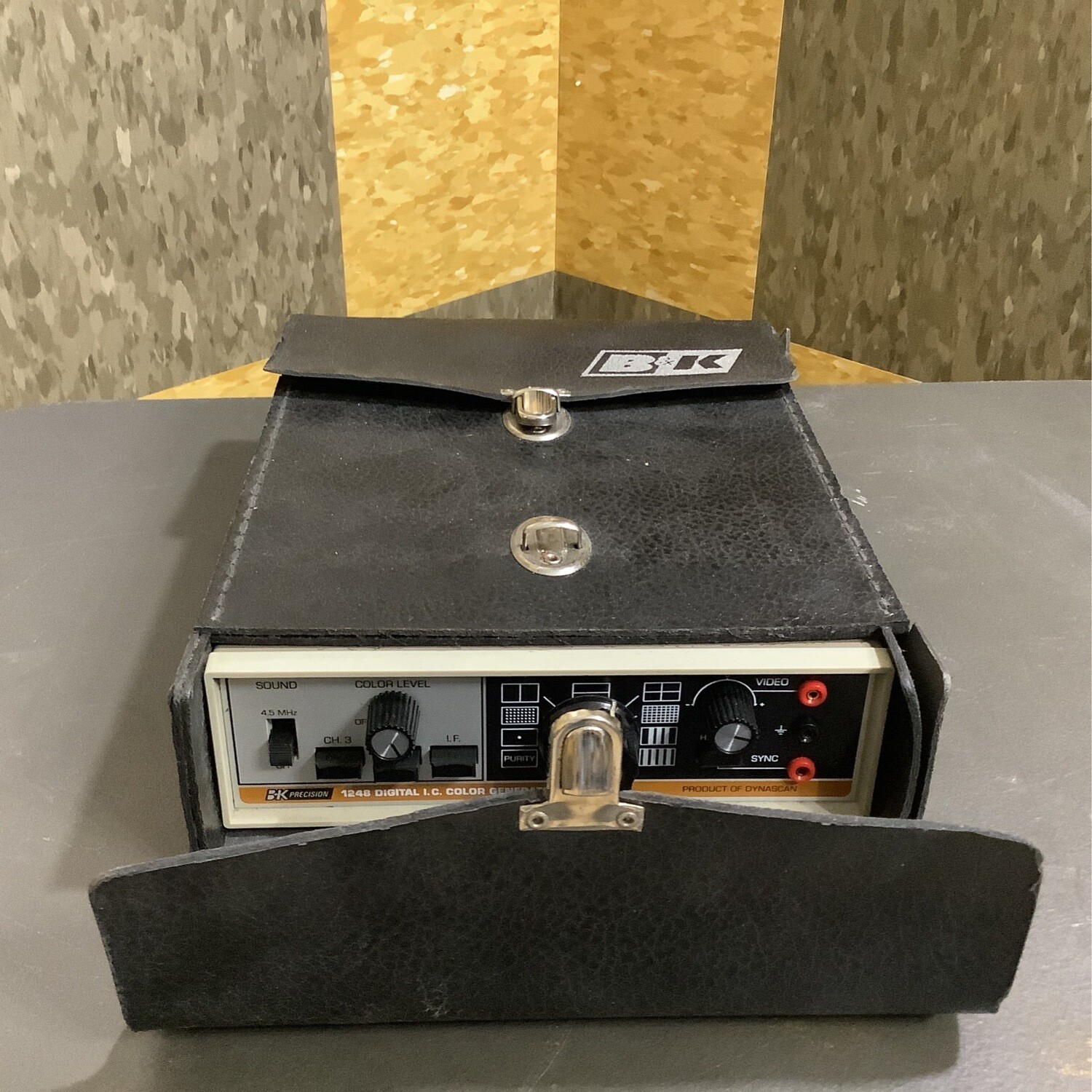 B & K Precision 1248 Digital I.C. Color Generator with Case