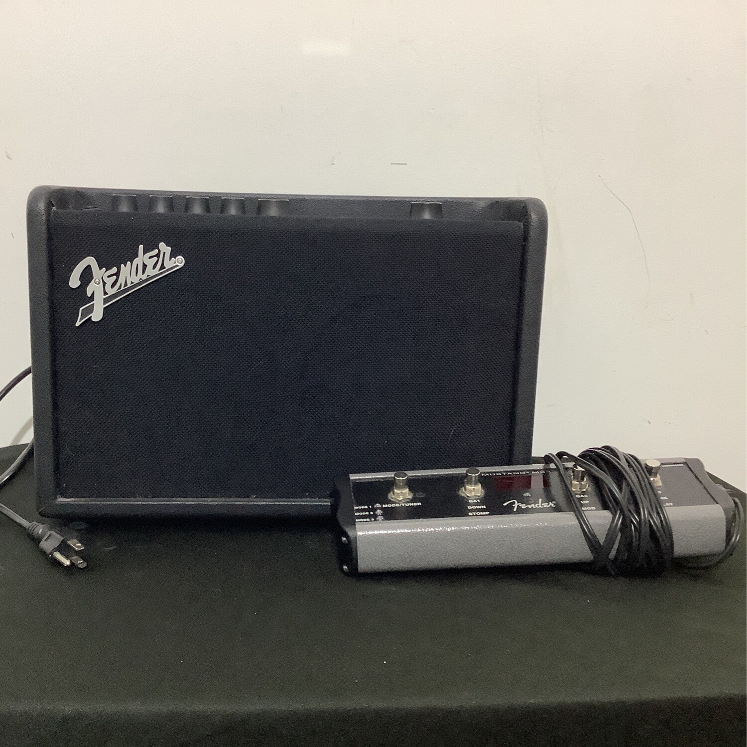 Fender Mustang GT40 Guitar Amp with Mustang MS4 Foot Pedal