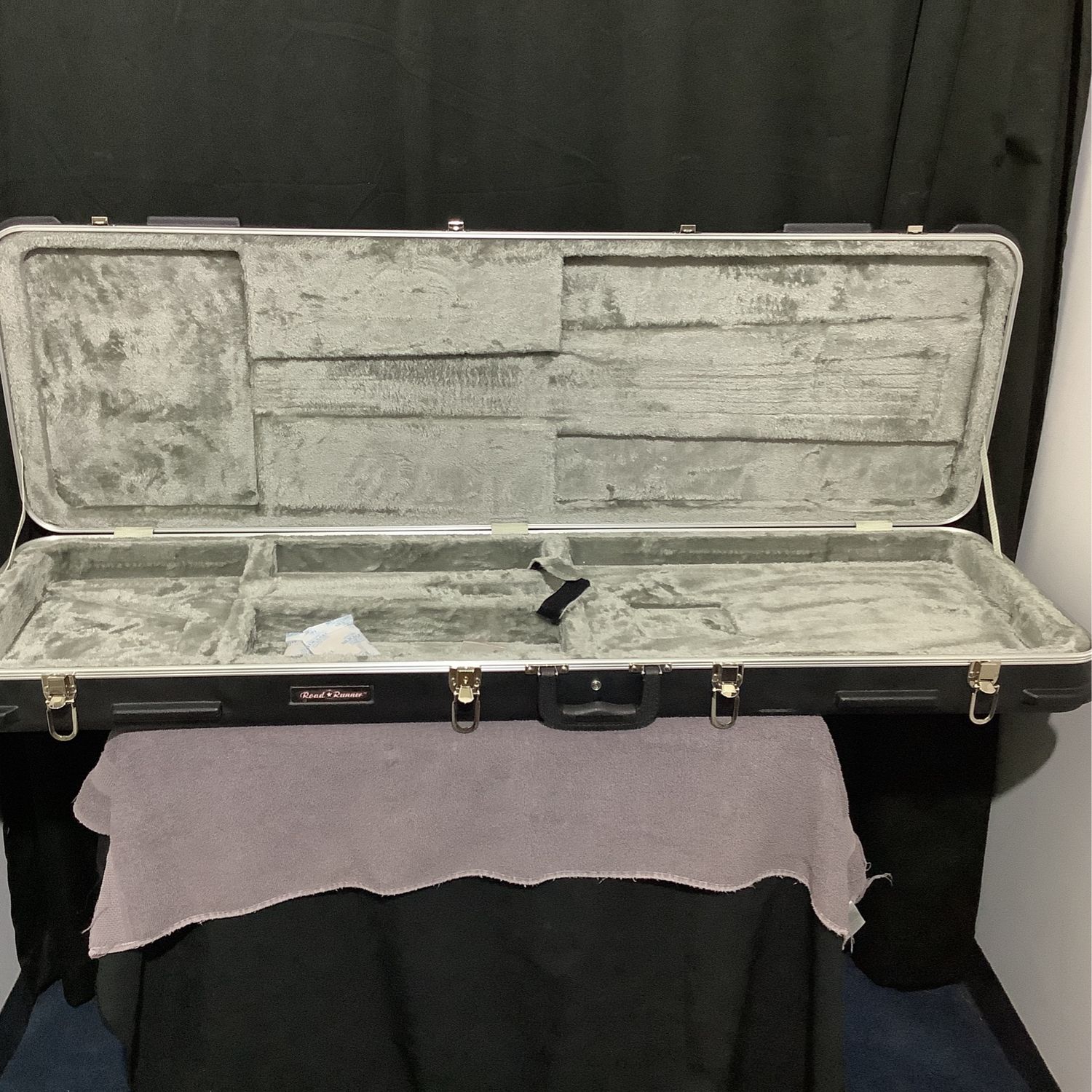 Road Runner RRMBG Molded Bass Guitar Case