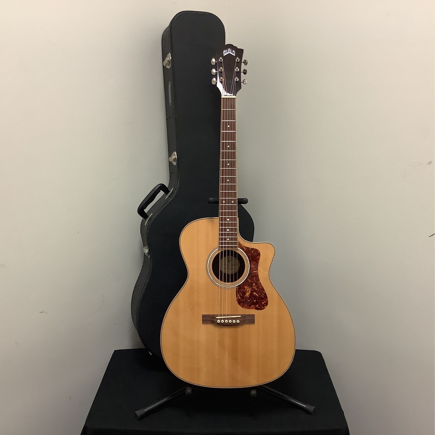 Guild OM-250CE Reserve Orchestra Natural Acoustic Electric Guitar w/Case