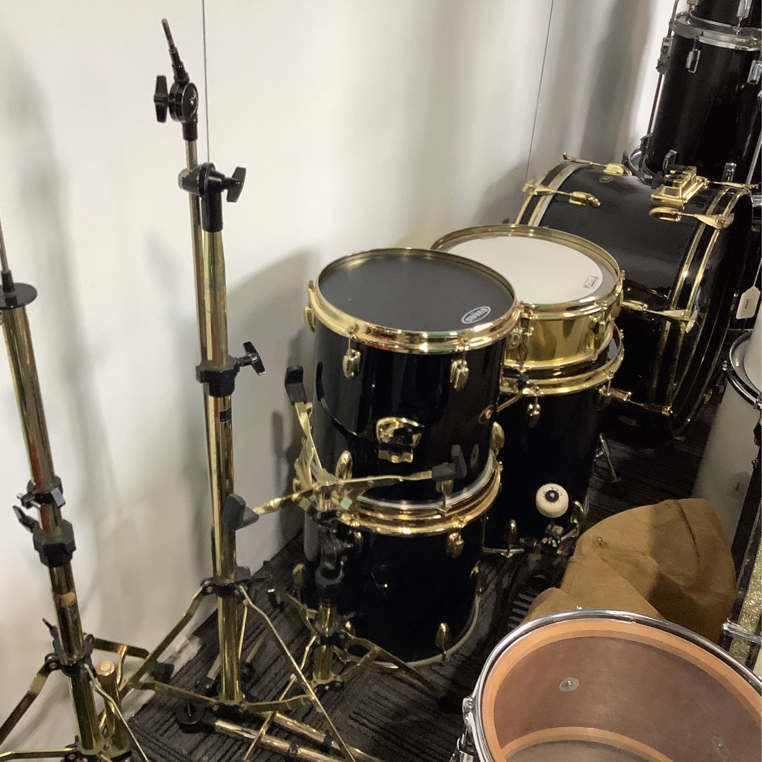 Slingerland Black & Gold 12, 13, 16 & 22, Matching 14" Snare w/Hardware Drum Kit