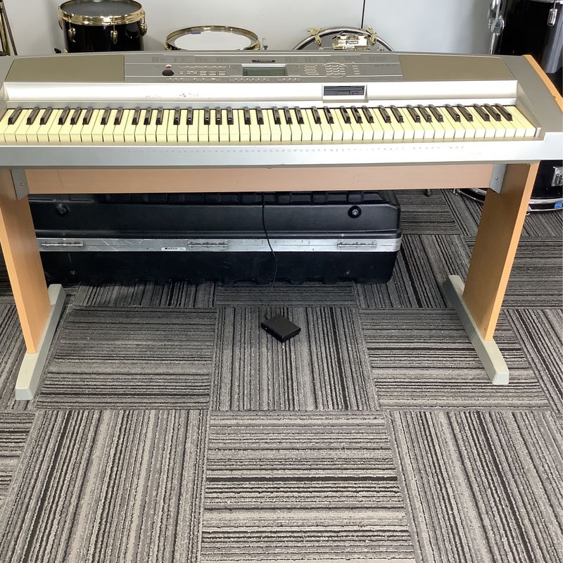 Yamaha DGX 500 Portable Grand Keyboard w/Stand & Sustain Pedal