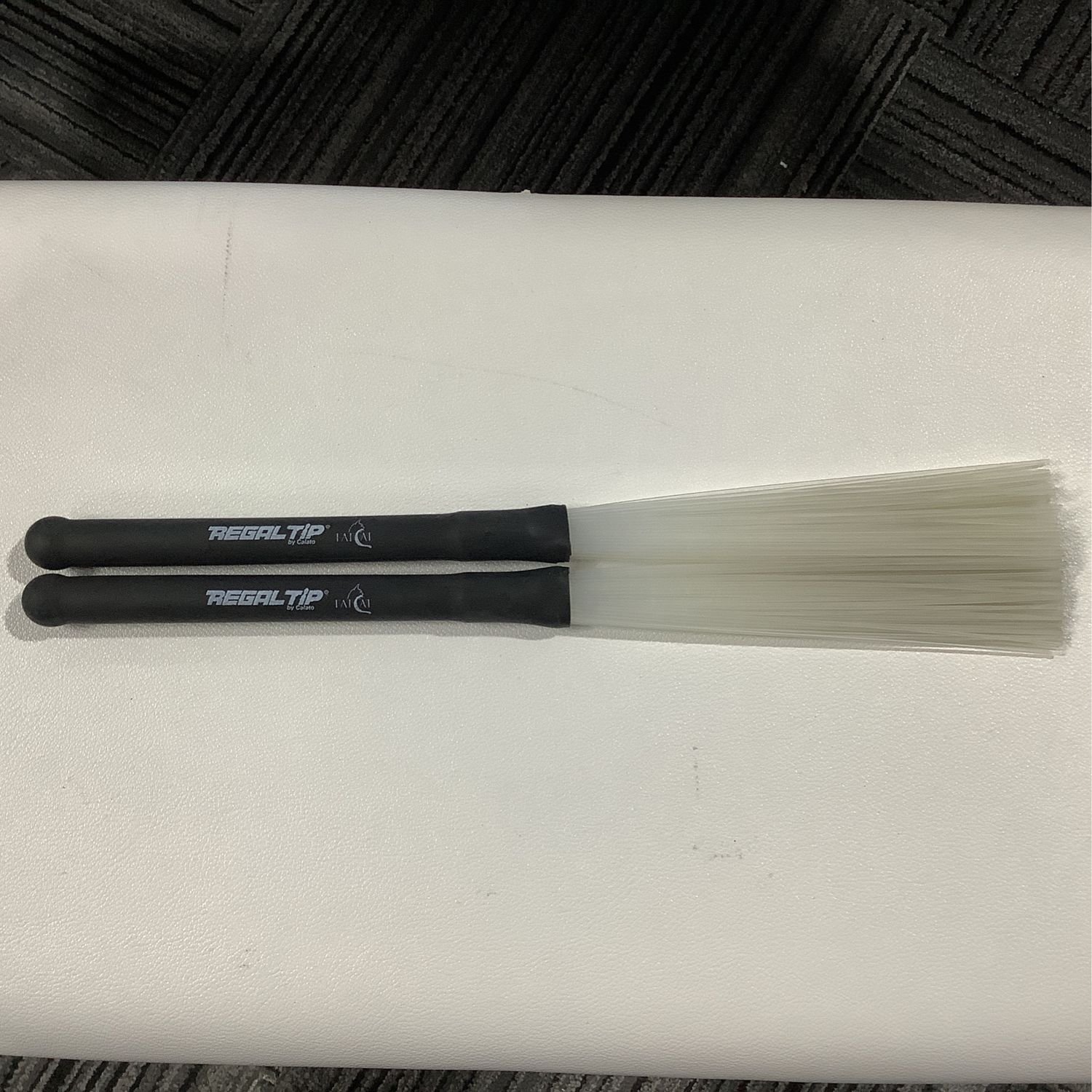 Regal Tip 565FC Fat Cat Nylon Bristles Rubber Handle Jazz Brushes (Pair)