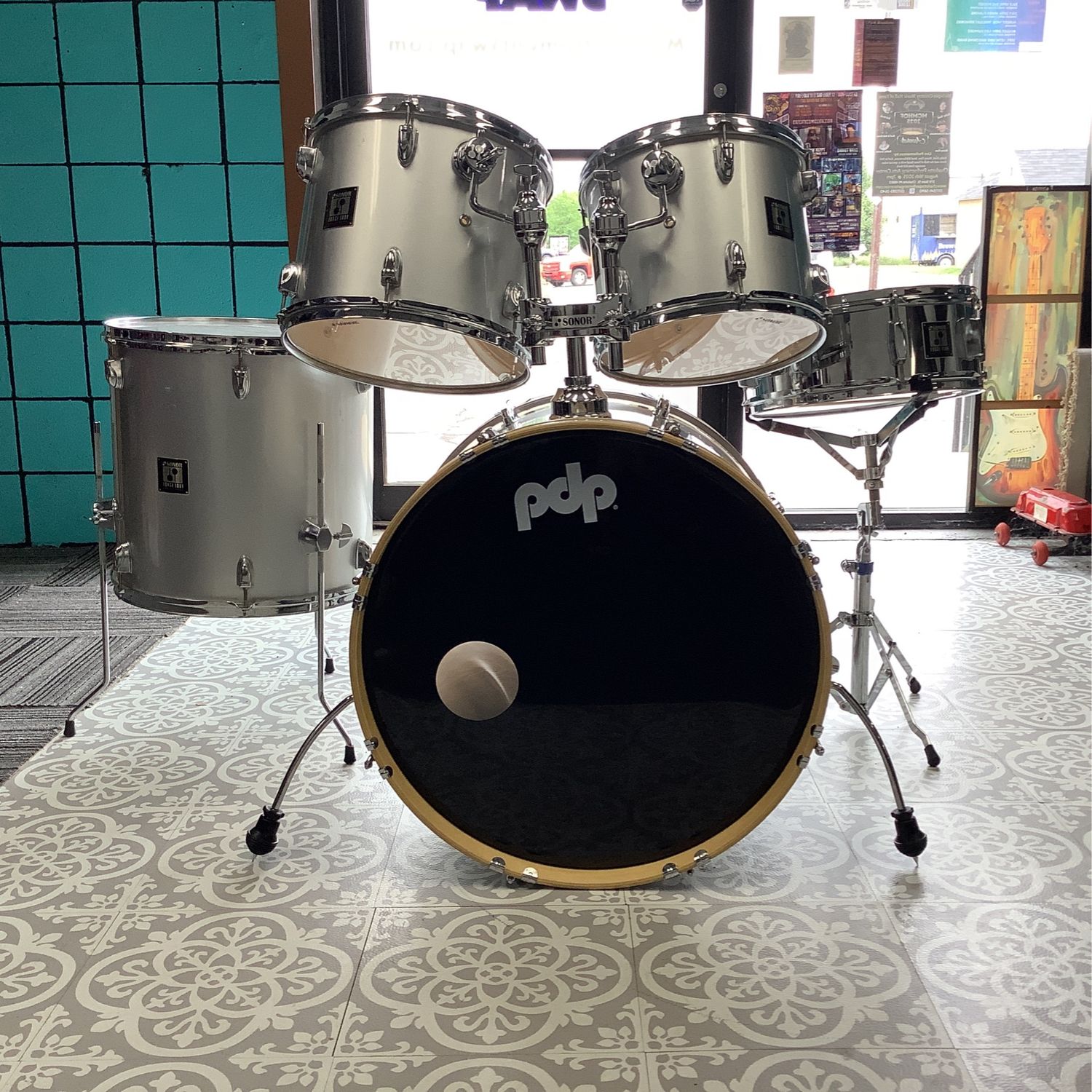 Sonor Force 1001 Drum Set 12/13/16/22 w/14" x 5 1/2" Snare Drum