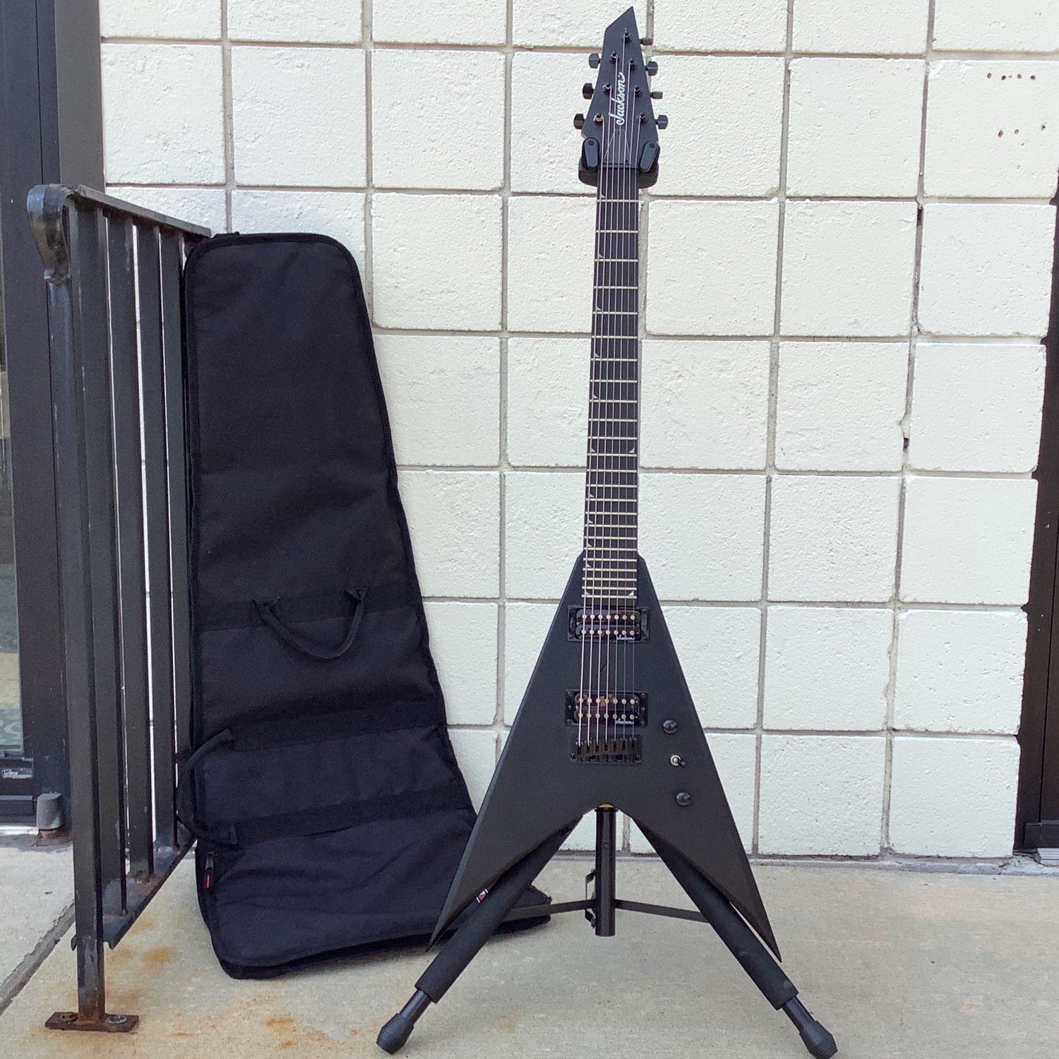 Jackson JS Series King V JS22-7 KV HT 7-String Electric Guitar Black w/Gator GBE-Extreme-1 Bag