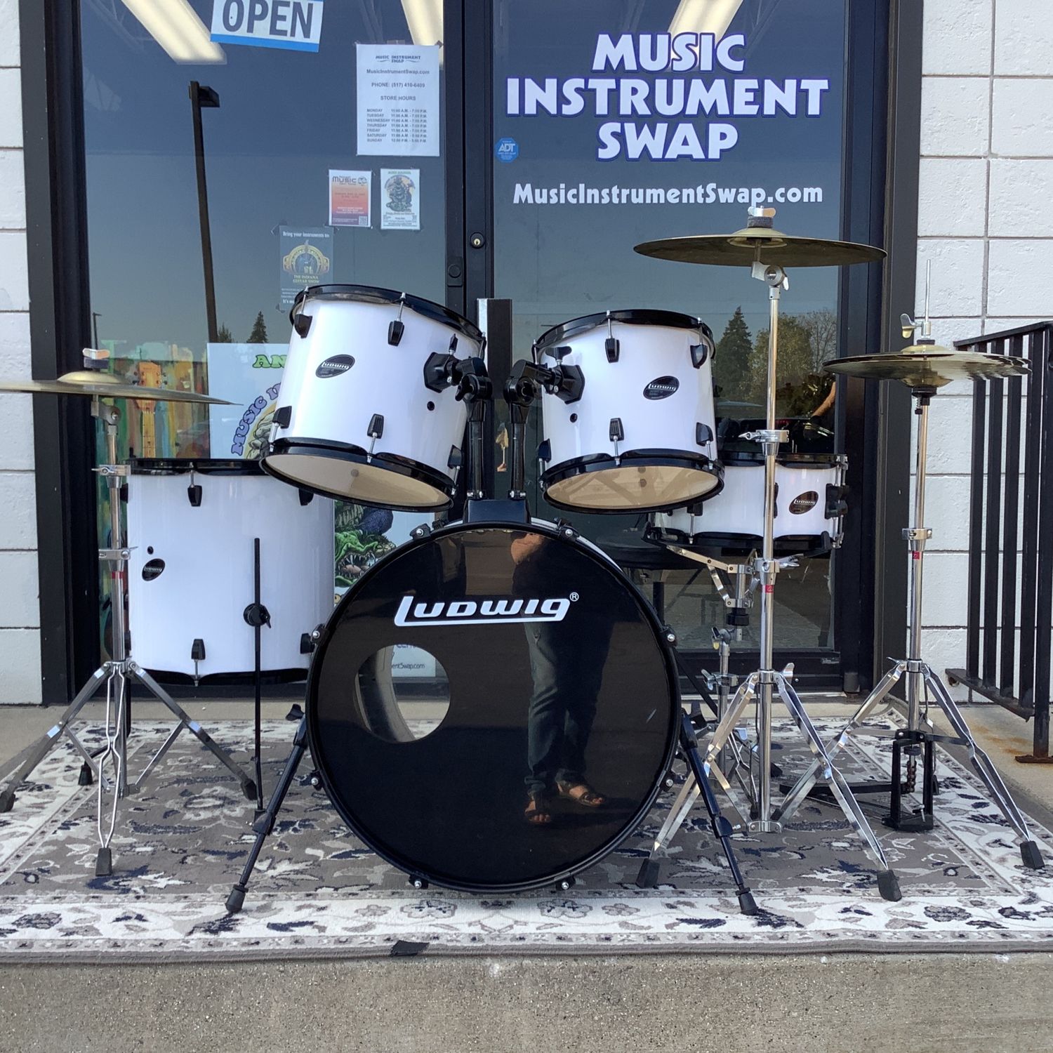 Ludwig Accent CS Series Drum Set 22/16/13/12 & Matching Snare w/Hardware and Cymbals Ludwig Accent CS Series Drum Set 22/16/13/12 & Matching Snare w/Hardware and Cymbals