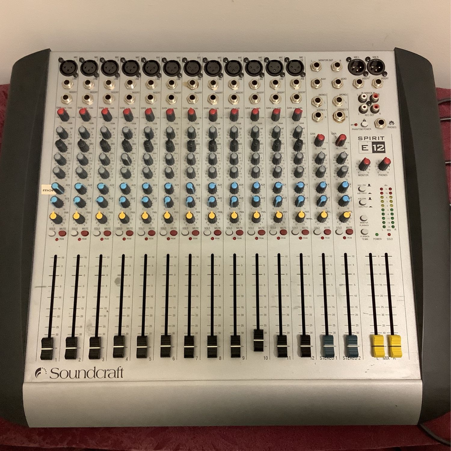 Soundcraft Spirit E12 Mixer