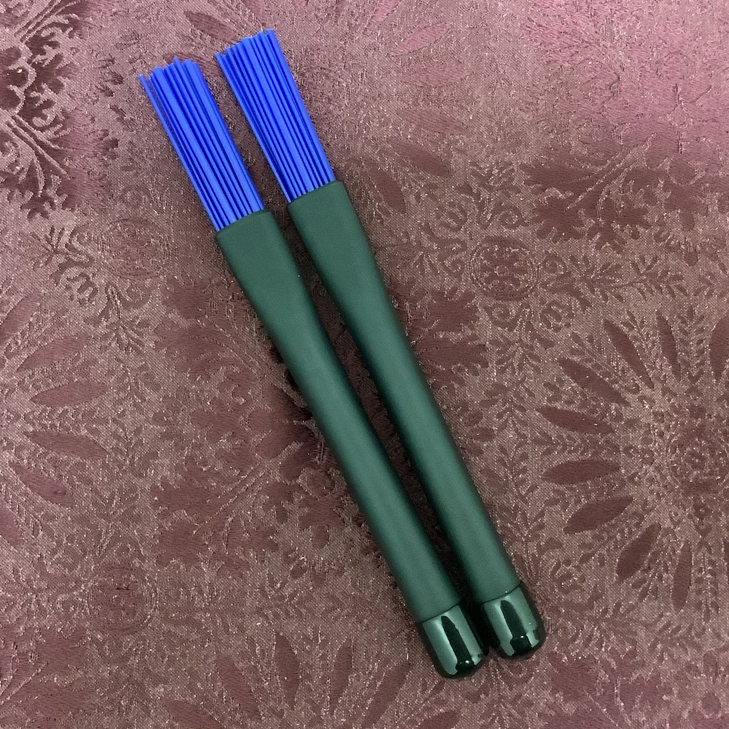 QIFULL 2Pcs Blue Plastic Drum Brushes Durable Rubber Handle for Jazz Drumming QIFULL 2Pcs Blue Plastic Drum Brushes Durable Rubber Handle for Jazz Drumming