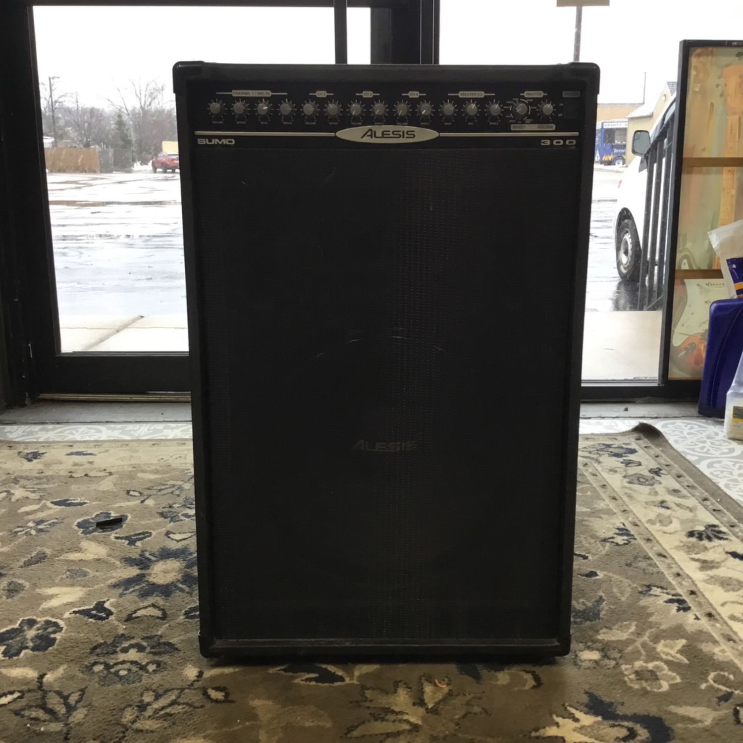 Alesis Sumo 300 Keyboard Amp w/Digital Effects Alesis Sumo 300 Keyboard Amp w/Digital Effects