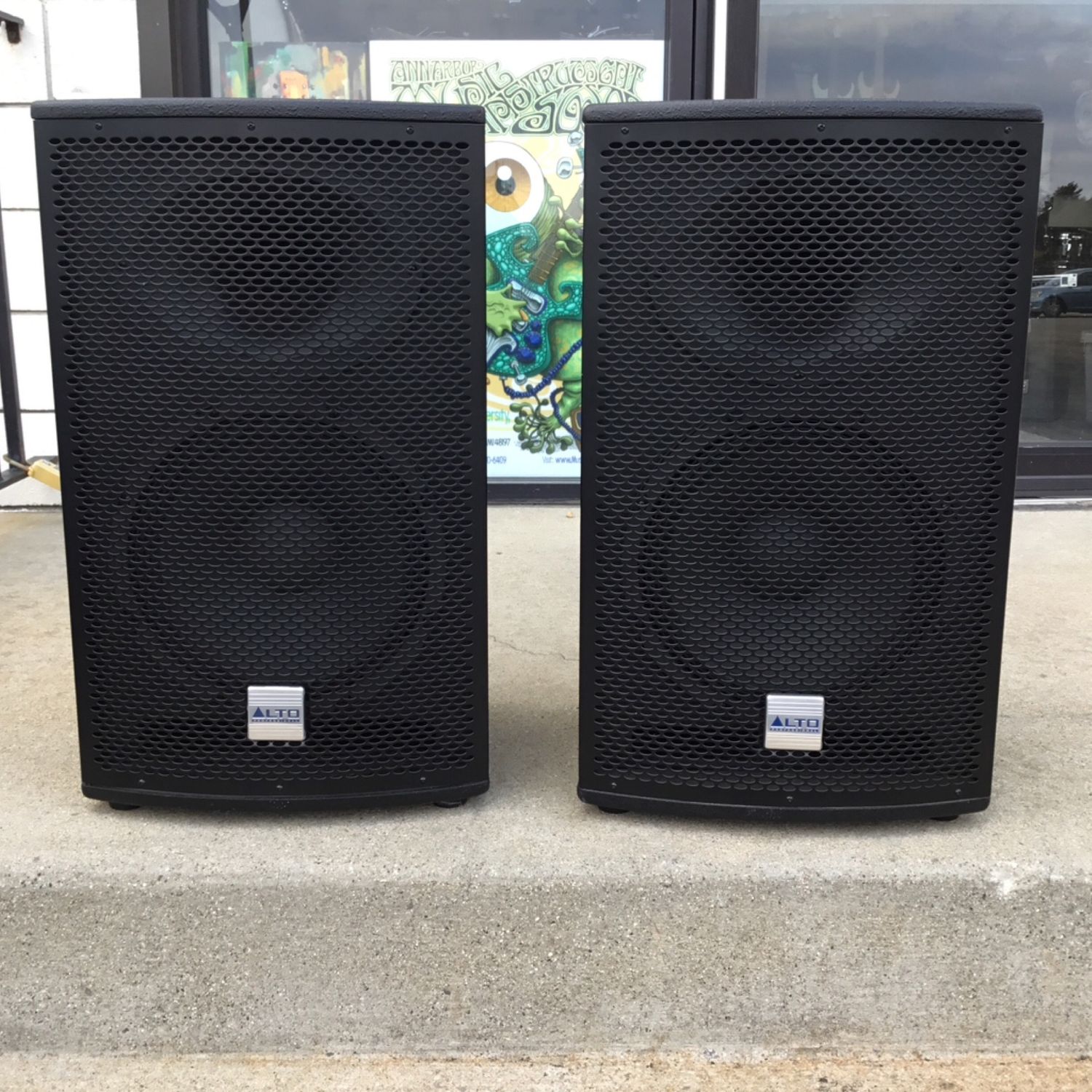 Alto SX112 Tourmax 400 Watts 8 ohm (Pair) Alto SX112 Tourmax 400 Watts 8 ohm (Pair)