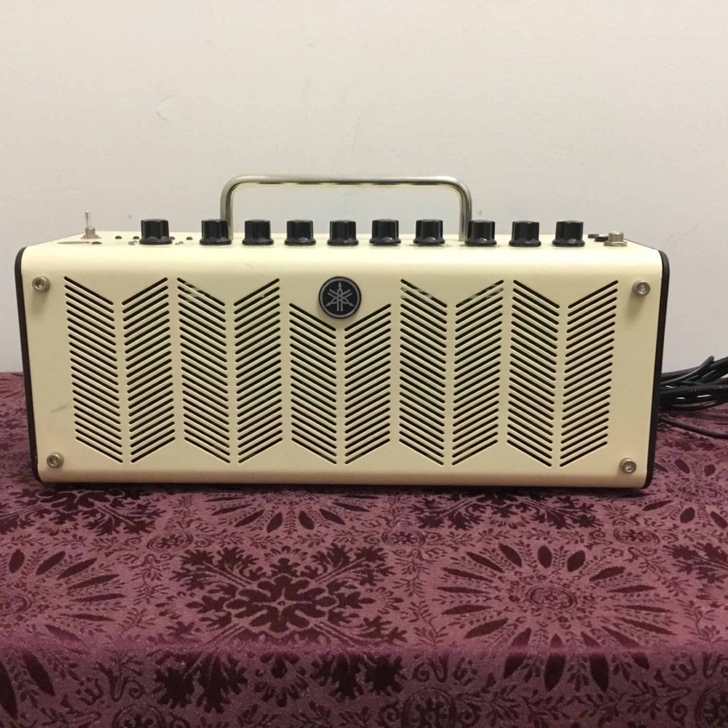 Yamaha THR10 10-Watt 2 Yamaha THR10 10-Watt 2" x 3" Modeling Guitar Amp w/Power Supply
