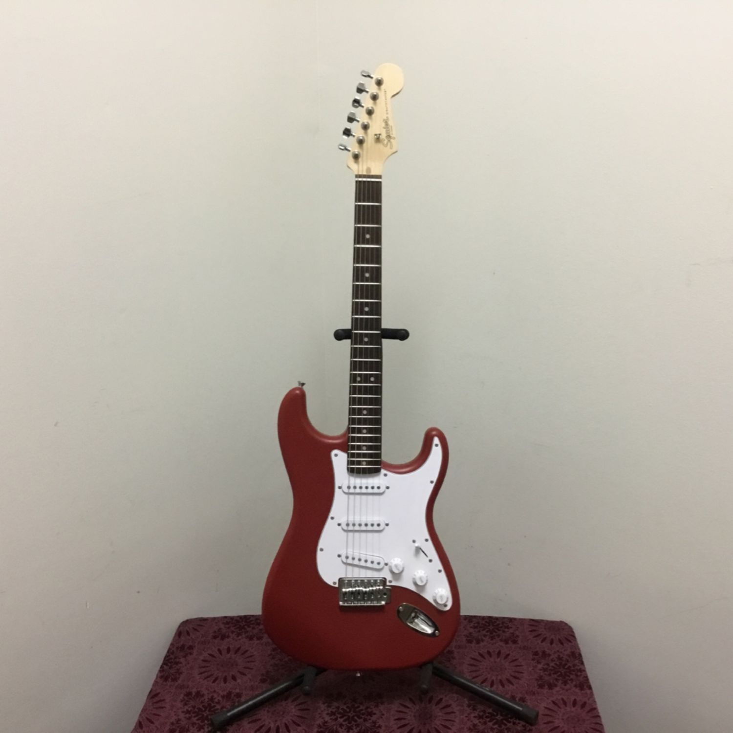 Fender Squier Stratocaster Debut Collection Dakota Red Electric Guitar Fender Squier Stratocaster Debut Collection Dakota Red Electric Guitar