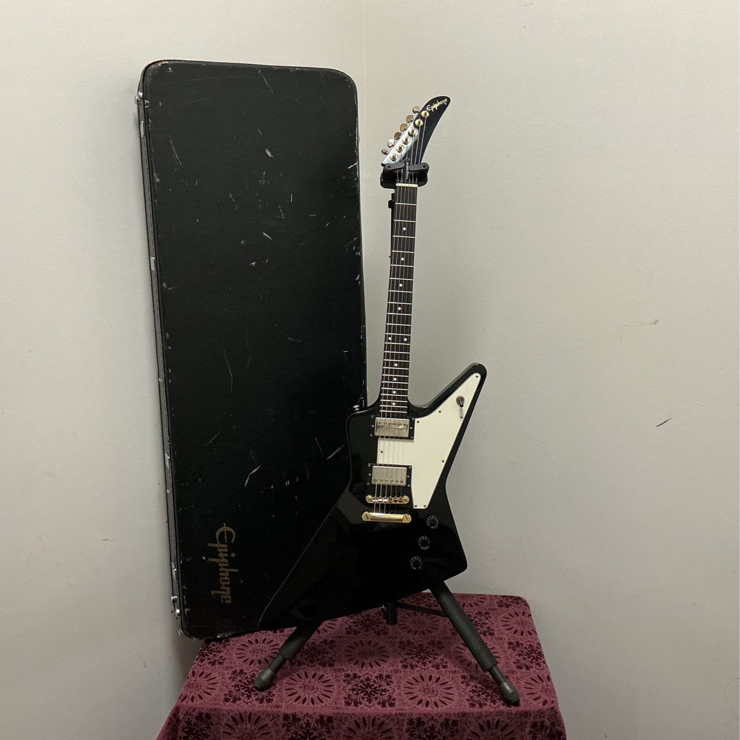 2010 Epiphone Explorer Electric Guitar w/Case 2010 Epiphone Explorer Electric Guitar w/Case