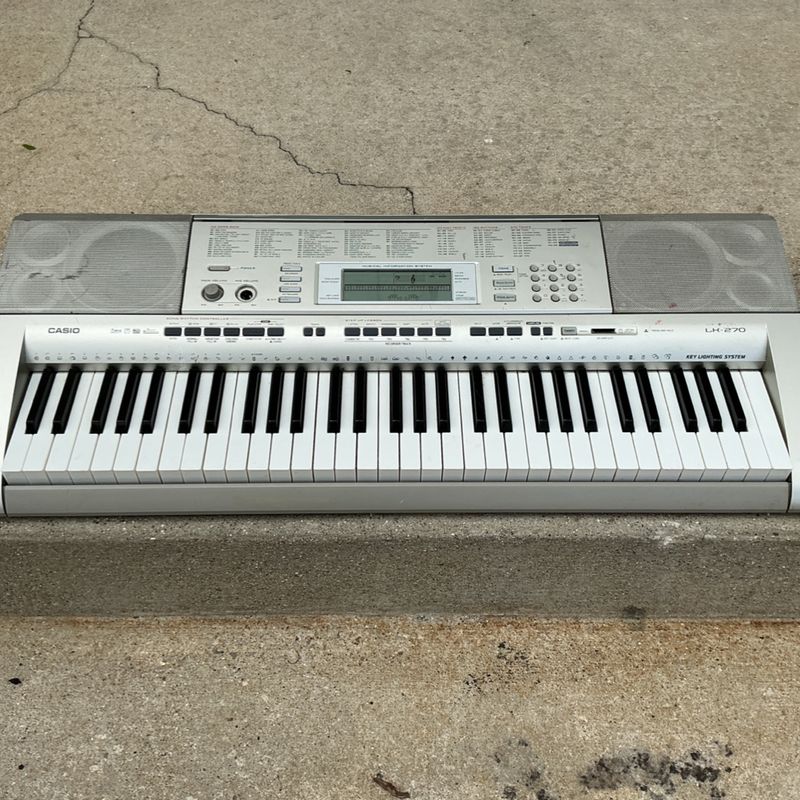 Casio LK-270 61-Key Electric Piano Keyboard
