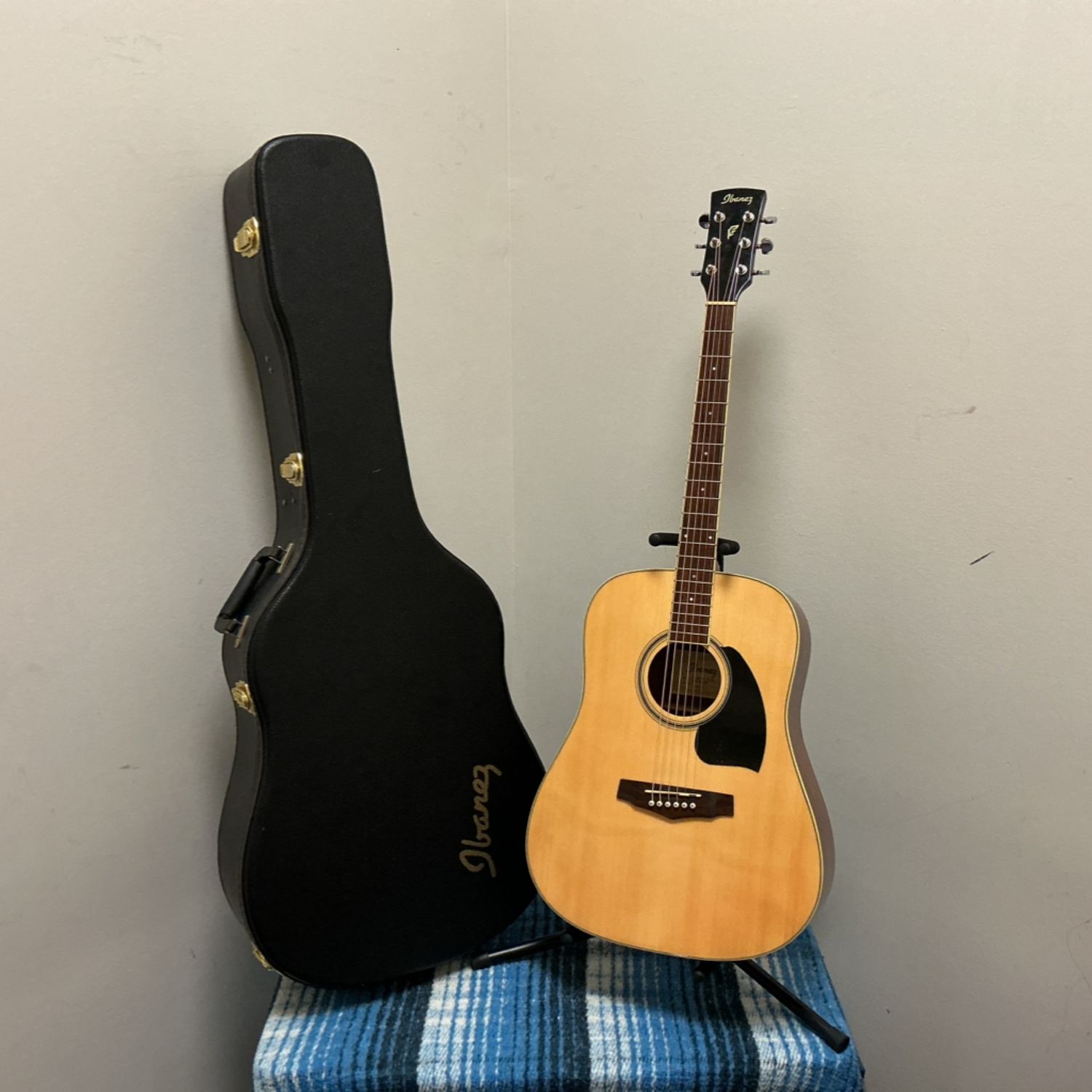Ibanez PFW15C-NT-3U-02 Acoustic Guitar w/Case Ibanez PFW15C-NT-3U-02 Acoustic Guitar w/Case