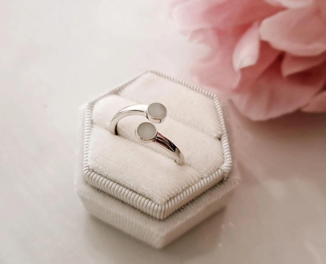 One size ring 4mm 2 stenen