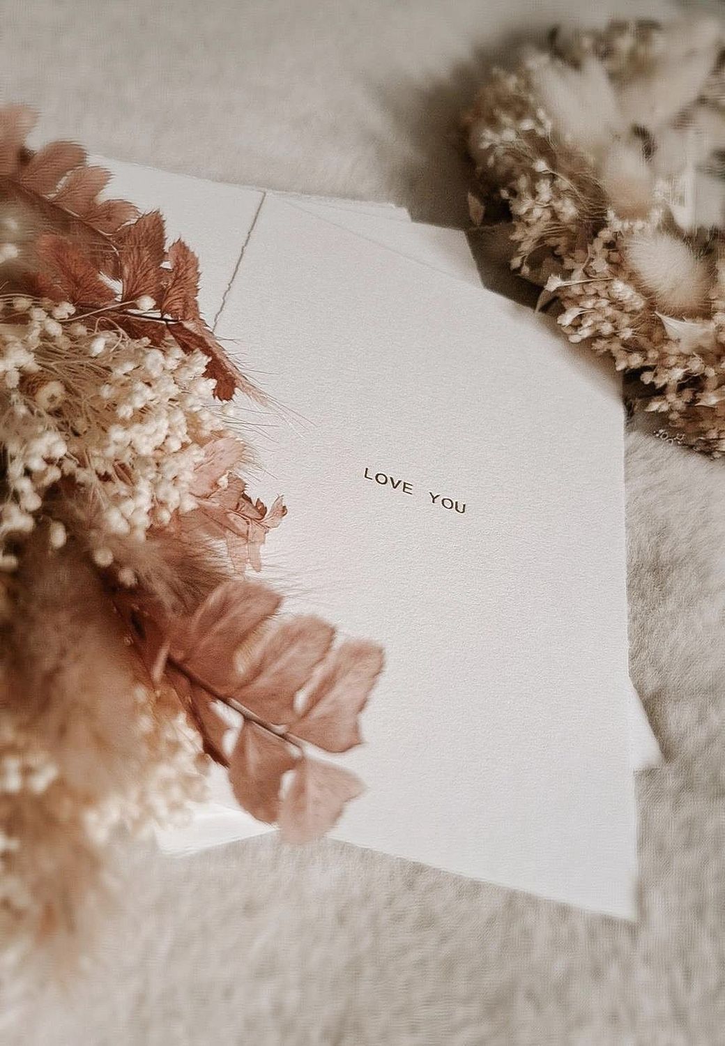 Wit kaartje gouden letters &#39;Love you&#39;