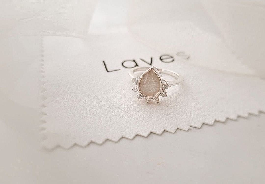 Teardrop met diamanten ring