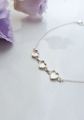 Zilveren armband met drie hartjes