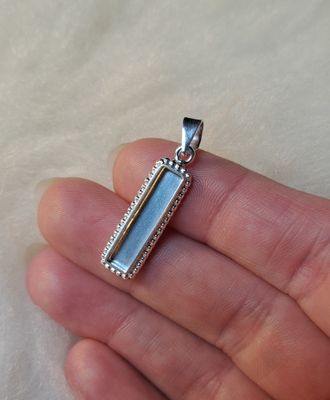 Langwerpige hanger met bolletjes