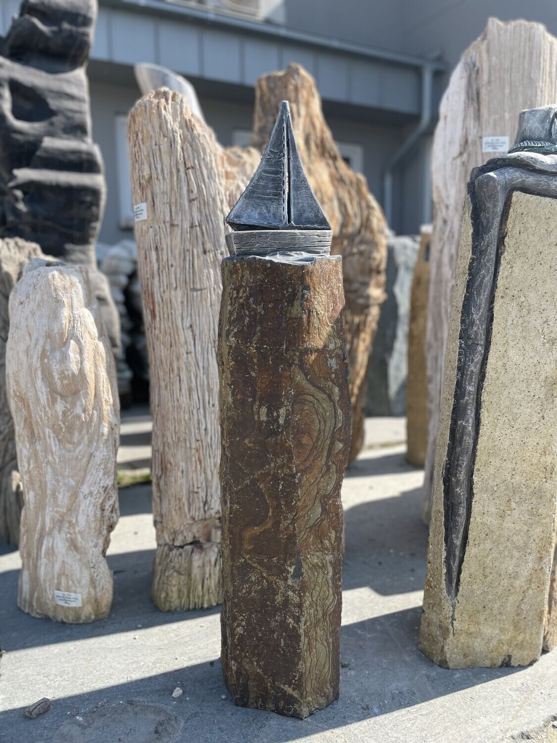 Basaltsäule braun mit Ornament "Segelboot"